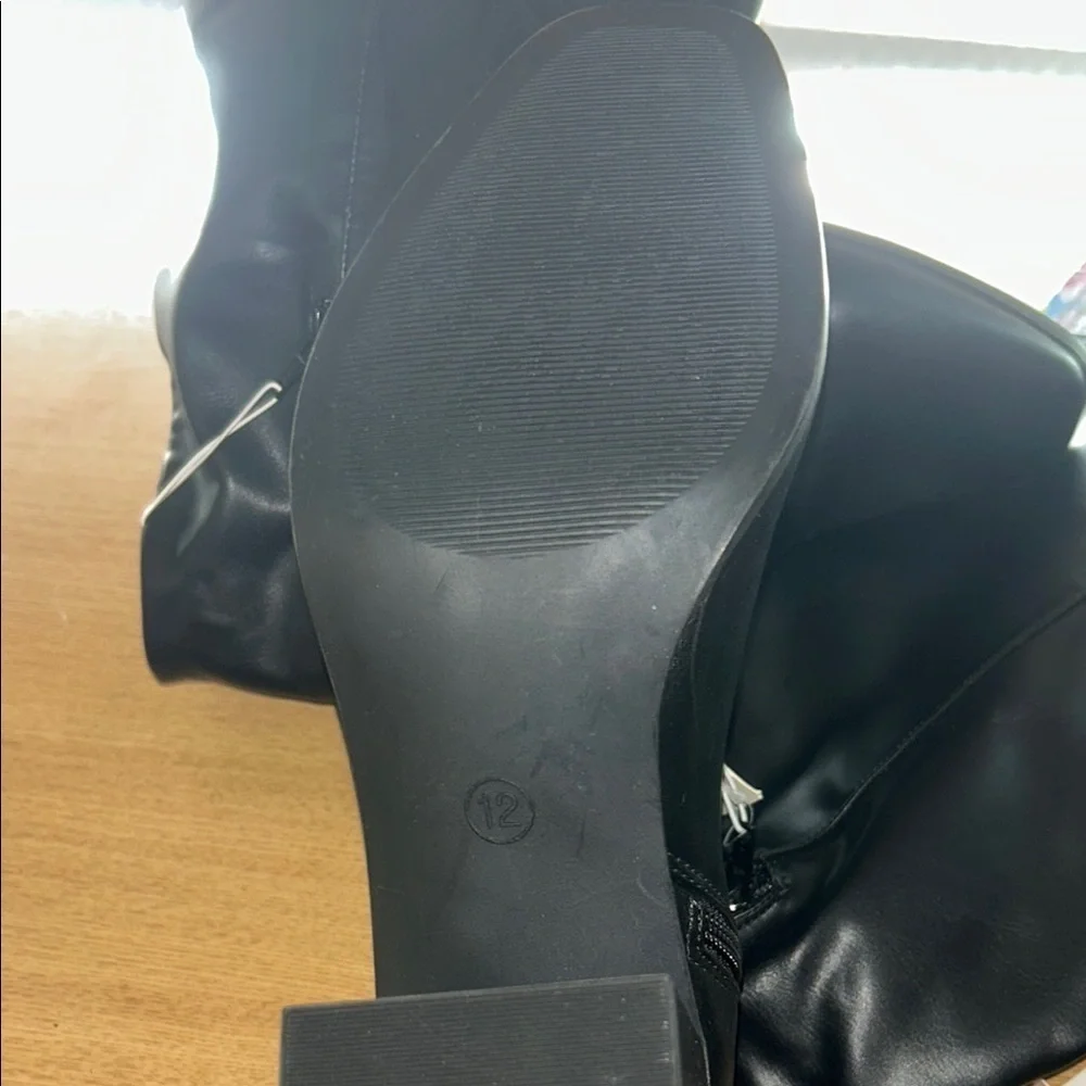 Black Winter Boots with Glossy Finish and Moderate Heel